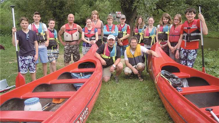 Mit zwei großen Kanus wurde die Lahn unsicher gemacht. privat