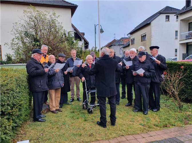 Mit zwei phantastischen Liedvorträgen stimmte die länderübergreifende Chorgemeinschaft, MGV Cäcilia Oedingen & der MGV Concordia Wachtberg-Fritzdorf, alle Besucher auf den Volkstrauertag ein.Foto: privat
