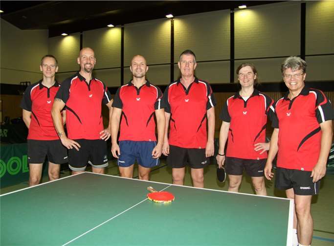 Mit zwei ungefährdeten Heimerfolgen in der Kreisliga weiter im Titelrennen dabei: Martin Jünger, Uwe Bierbaums, David Unkels, Wolfgang Schwarz, Reinhard Ahlke und Horst Baermann (v.l.n.r.).privat