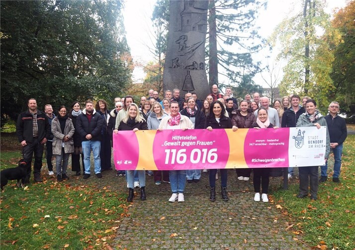 Mitarbeitende aus allen Fachbereichen der Stadtverwaltung Bendorf zeigen Solidarität mit Betroffenen.