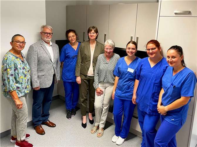 Mitarbeitende der Intensivstation am Krankenhaus Maria Hilf in Bad Neuenahr mit Krankenhausoberin Maria Heine (4.v.l.) und Mitgliedern des Fördervereinsvorstandes im neu gestalteten Pausenraum.  Foto: Claudia Beetz