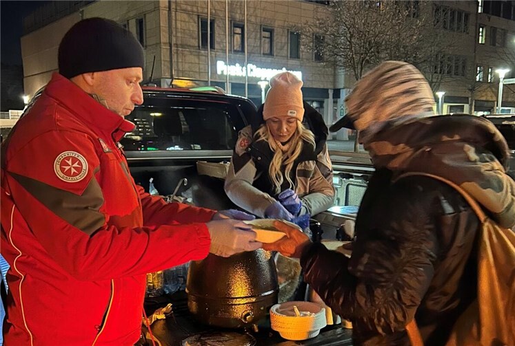 Mitarbeitende der Johanniter-Unfall-Hilfe Mittelrhein verteilten am zweiten Weihnachtstag in Koblenz Wärmepakete und warmes Essen an. Foto: Tobias Zimmermann