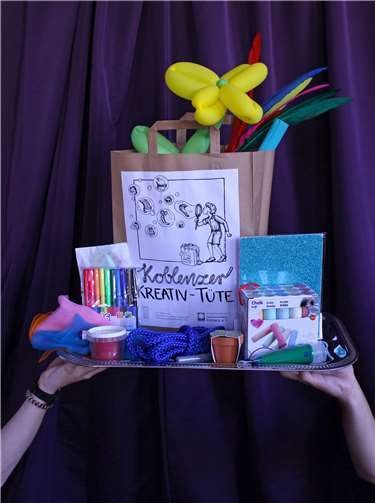 Mitarbeitende der JuKuWe und ehrenamtliche Helfer hatten ordentlich zu tun, um die Tüten zu füllen und noch vor den Sommerferien in zehn Einrichtungen aus fünf Koblenzer Stadtteilen an sozial benachteiligte Kinder im Kita- und Grundschulalter zu verteilen. Foto: Jugendkunstwerkstatt