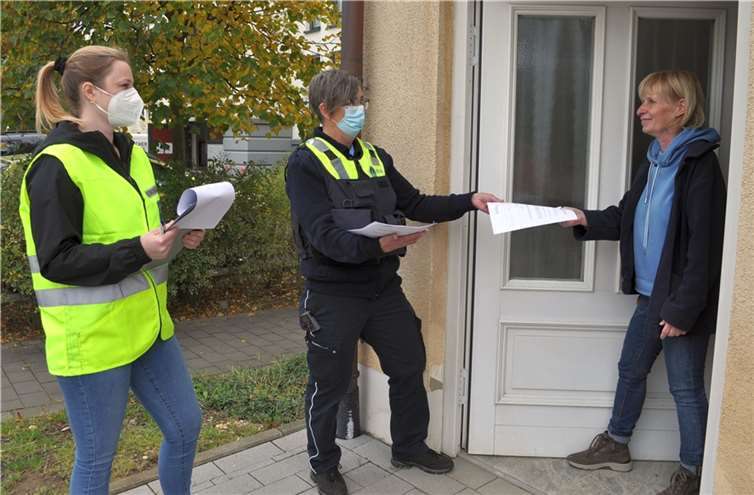 Mitarbeitende der Stadt Meckenheim, hier von links Franziska Sperling und Claudia Schmitz Jonas, sind in den betroffenen Gebieten von Meckenheim unterwegs, um die Bürgerinnen und Bürger, hier rechts Claudia Bohnen-Heinrich, über das kostenfreie Elektroheizkörper-Angebot zu informieren.Foto: Stadt Meckenheim