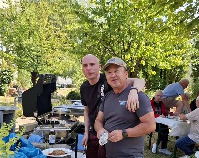Mitarbeitende der Zentralküche Bethesda-St. Martin beim gemeinsamen Grillen.