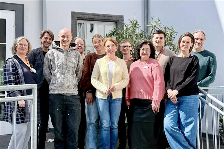 Mitarbeitende des Fachdienstes Migration im Austausch mit Susanne Müller, MdL.