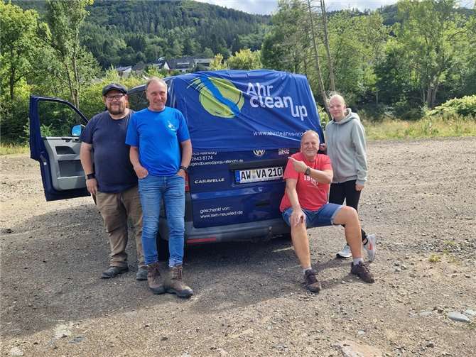 Mitarbeitende des Jugendbüros und der Plittersdorfer Kanufreunde planen die Sammelstrecken im Vorfeld.  Foto: privat
