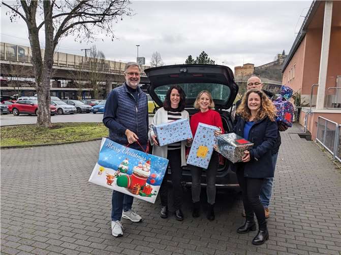 Mitarbeitende des KKM übergeben die Geschenke an den SkF Koblenz: v.li. Ralf Braun (Stellvertretender Hausoberer KKM), Silke Castenholz (KKM), Stefanie Coopmeiners (Geschäftsführerin SkF), Stefan Kup (Vorsitzender MAV KKM) und Anette Lauf (SkF). Quelle: SkF