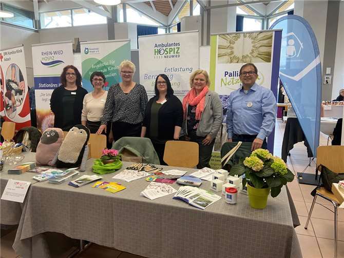 Mitarbeitende des Rhein-Wied Hospizes, vom Neuwieder Hospiverein, des Palliativnetzwerkes auf der ersten Gesundheitsmesse des Kreis Neuwied: V.l.n.r.: Anna-Lena Brathuhn und Manuela Götz, (Rhein-Wied Hospiz), Beate Christ,(Hospizverein), Carina Stein und Margit Michels (ambulantes Hospiz), Gerhard Wermter (Netzwerkkoordinator).Foto: Manuela Götz