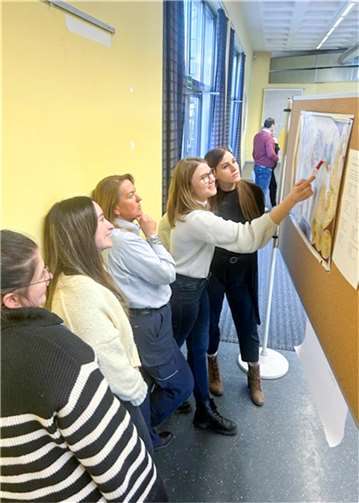 Mitarbeitende von Stadtverwaltung und Jobcenter Neuwied reflektieren beim Interkulturellen Training die unterschiedlichen Lebensrealitäten: Woher kommen unsere Bürgerinnen und Bürger, welche kulturellen Erfahrungen brachten sie oder ihre Eltern mit nach Neuwied?  Foto: Stadt Neuwied/Peter Jung