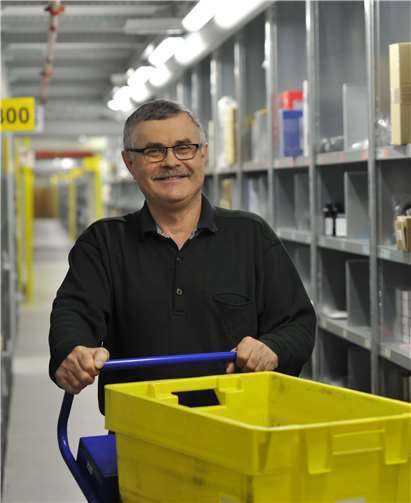 Mitarbeiter Andreas Merkel sucht Kundenbestellungen zusammen.privat