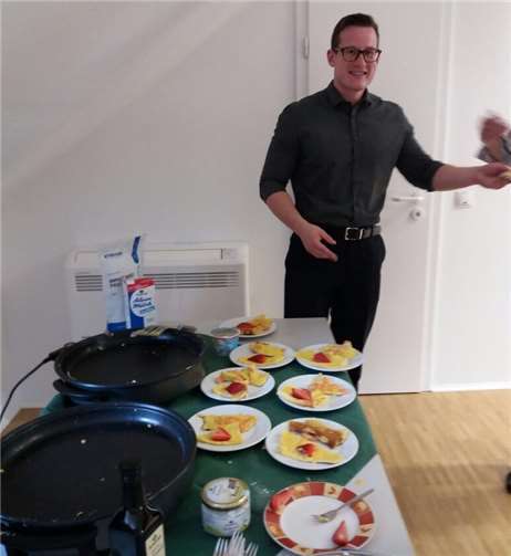 Mitarbeiter Felix Geisler präsentiert die zubereiteten Speisen.privat