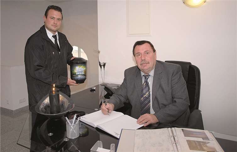 Mitarbeiter Jochen Hendrichs bespricht mit Geschäftsinhaber Franz-Josef Meuer (v.l.) einen Kundenwunsch in den Filialräumen in Dieblich.US