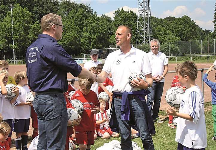 Mitarbeiter Markus Fiedler vom Bonner Autohaus (l.) mit Jugendleiter Peter Tiemeyer vom SC Liessem 90 sowie die begeisterten Mini-Gallier des SC Liessem 90. privat