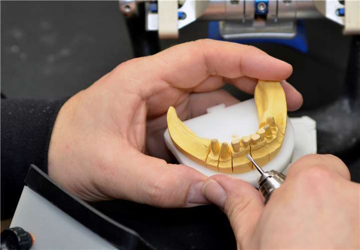 Mitarbeiter bei der manuellen Bearbeitung der Werkstücke.