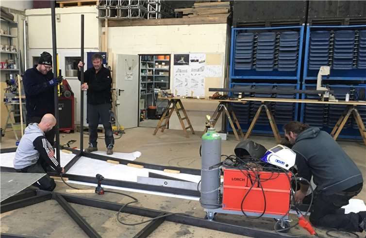 Mitarbeiter der Burgfestspiele arbeiten an der Entstehung des Bühnenbildes.  Foto: Burgfestspiele