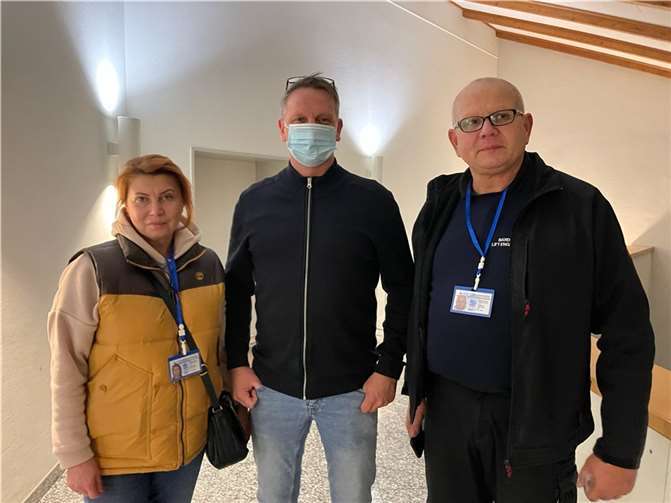 Mitarbeiter der Caritas Ukraine mit 1. Vorsitzenden Sascha Uvira.  Foto: privat