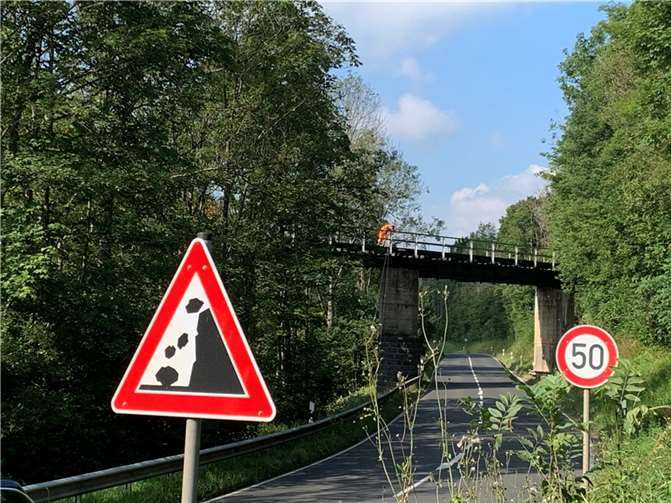 Mitarbeiter der DB Netz AG sind mit der Überprüfung der Kyll-Brücke bei Pelm beschäftigt. Fotos: privat