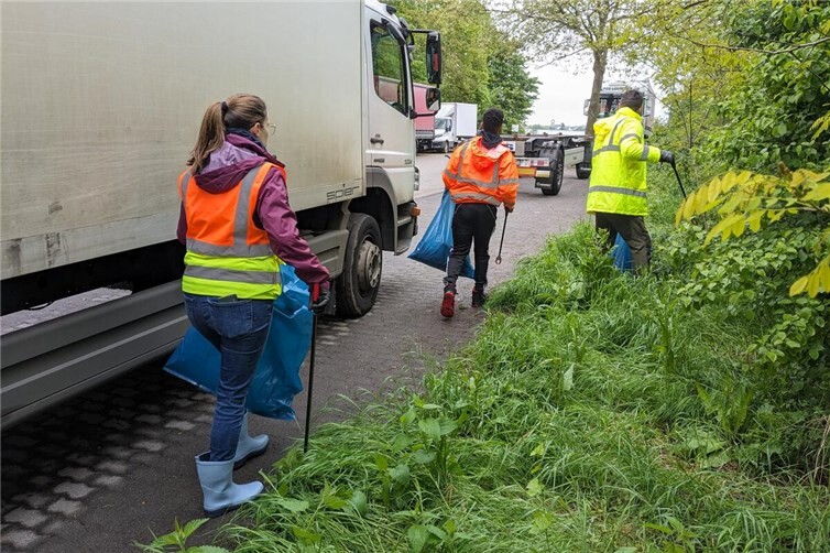 Mitarbeiter der Firma Amazon beim Cleanup