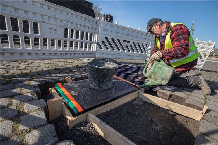 Mitarbeiter der Firma Deisen sorgten für den fachgerechten Ein- und Ausbau der französischen Bronzeplatte am Deutschen Eck, deren Inschrift nach fast 39 Jahren korrigiert wurde. Fotos: Stadt Koblenz/Egenolf