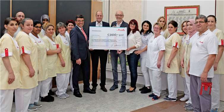 Mitarbeiter der Firma Klüh Clinic Service, einem Dienstleister des St. Nikolaus-Stiftshospitals, überreichten einen Spendenscheck zugunsten der Konduktiven Förderung an Prokurist Jürgen Schmidt.privat
