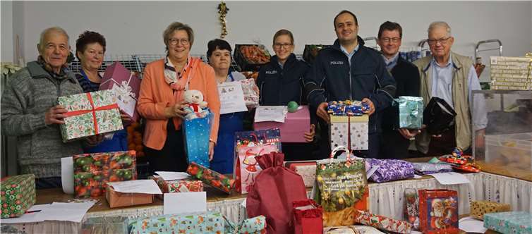 Mitarbeiter der Gemeindeverwaltung Swisttal und Bundespolizei haben sich in diesem Jahr erneut an der Weihnachtsgeschenkaktion der Swisttaler Tafel beteiligt.Foto: Gemeinde Swisttal