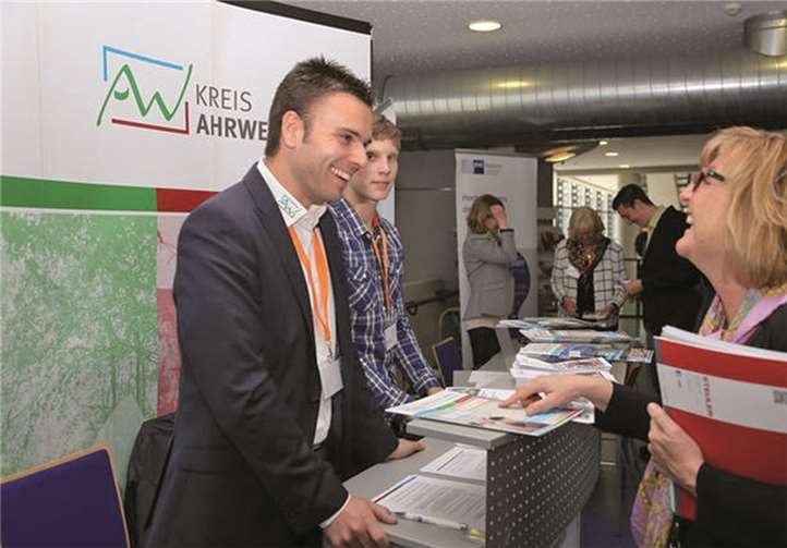 Mitarbeiter der Kreisverwaltung (l.) warben für den AW-Kreis und die dort angesiedelten Firmen.Kreisverwaltung