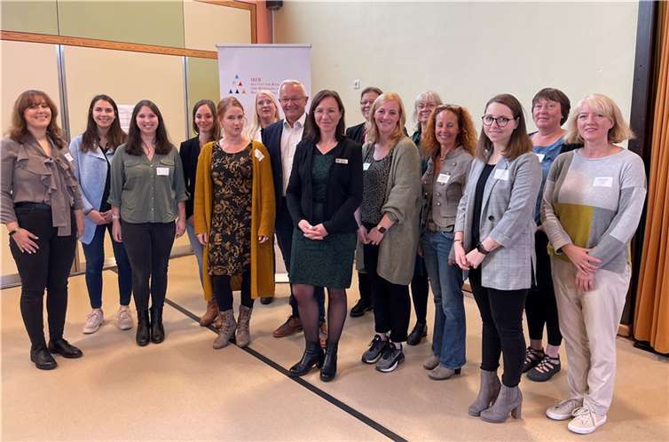 Mitarbeiter der Kreisverwaltung und des „Instituts für Bildung, Erziehung und Betreuung in der Kindheit“ (IBEB) haben die 7. QID-Fachtagung organisiert. Auf dem Bild sind zu sehen: Prof. Dr. Kathinka Beckmann (Referentin), Landrat Achim Hallerbach, Christina Mehler, Daniela Kiefer, Nicole Bauer und Barbara Keller (alle Kreisverwaltung), Lara Schindler, Sylvia Herzog, Anita Meyer, Lara Sielaff, Leonie Dortschy, Christine Gottbehüt und Simone Gehrmann (alle IBEB) sowie Bettina Ferber und Christina Bode (Evangelische Jugendhilfe Oberbieber). Foto: Kreisverwaltung Neuwied