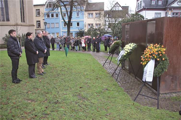 Mitarbeiter der Rhein-Mosel-Fachklinik und Vertreter der Stadt Andernach legten am Mahnmal an der Christuskirche Kränze nieder.privat