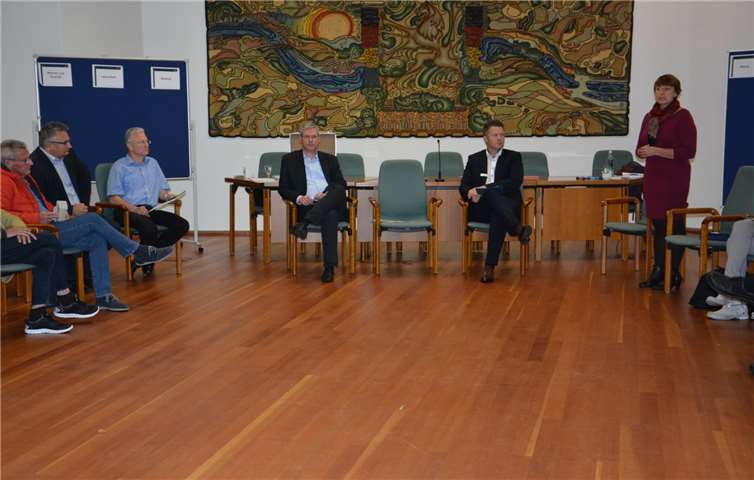 Mitarbeiter der sozialen Beratungsdienste, den Verwaltungen, und den im Kreistag vertretenen Fraktionen berieten beim Workshop im Kreishaus Lösungswege aus der Armut.Rhein-Lahn-Kreis