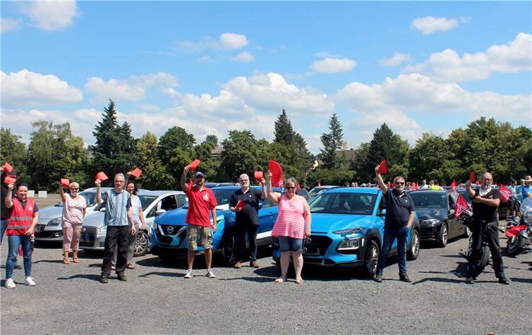 Mitarbeiter des Automobilzulieferers ZF und die IG Metall zeigen am Standort Neuwied einem Abbau von insgesamt rund 15.000 Stellen die rote Karte.Foto: IG Metall Neuwied