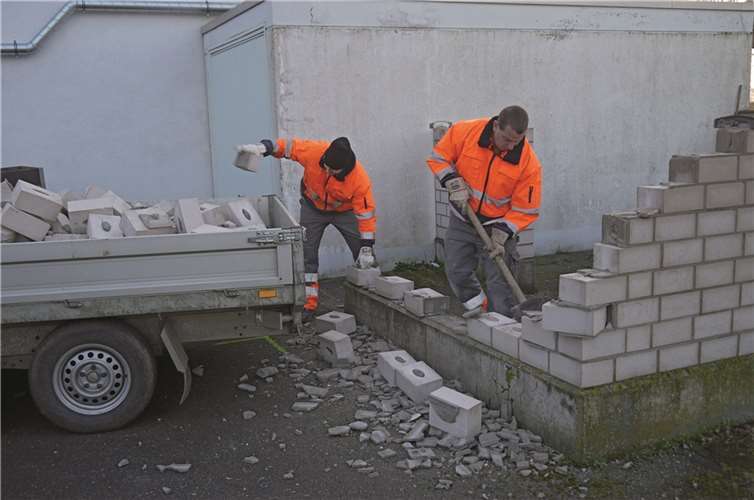 Mitarbeiter des Baubetriebshofs bei den Vorarbeiten zur Aufstellung der Container. privat