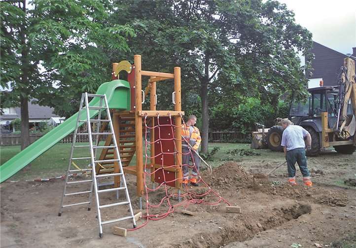 Mitarbeiter des Baubetriebshofs bei der Arbeit auf dem Spielplatz am „Köpengarten“ in Odendorf. Privat