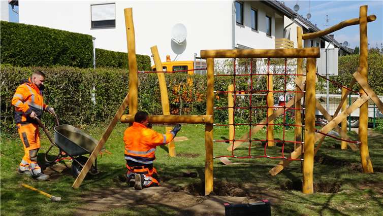 Mitarbeiter des Baubetriebshofs installieren ein neues Spielgerät auf dem Spielplatz Wiedring.Foto: privat