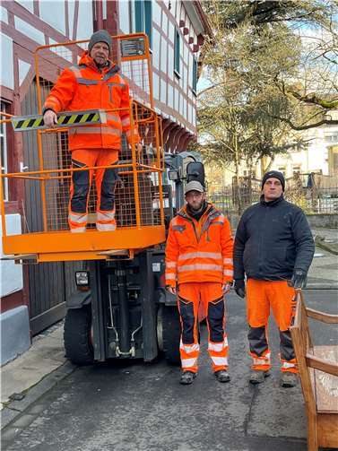 Mitarbeiter des Bauhofes bauen die Weihnachtsdekoration in Remagen-Oberwinter ab.  Foto: privat