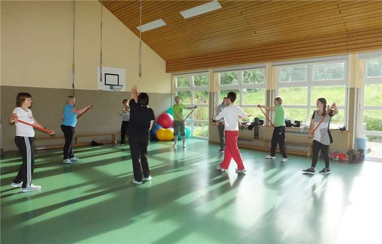 Mitarbeiter des Caritas Zentrum bei einer „Rücken-fit“-Übung.Caritas Zentrum, Mendig