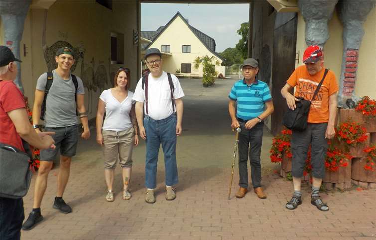 Mitarbeiter des Caritas Zentrums und Kunden der Tagesförderstätte beim Besuch der Straußenfarm in Remagen