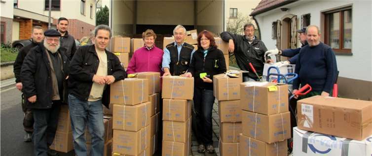 Mitarbeiter des Friedensdorfes Oberhausen und örtliche Helfer beim Verladen der Pakete. Privat