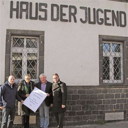 Mitarbeiter des Jugendhauses Thomas Mintenig, Lucia Stark, Leiterin der KMS und Wolfram Strehle, Zweigstellenleiter der Kreismusikschule in Mayen, und Oberbürgermeister Wolfgang Treis (v.l.n.r.). Jasmin Franz