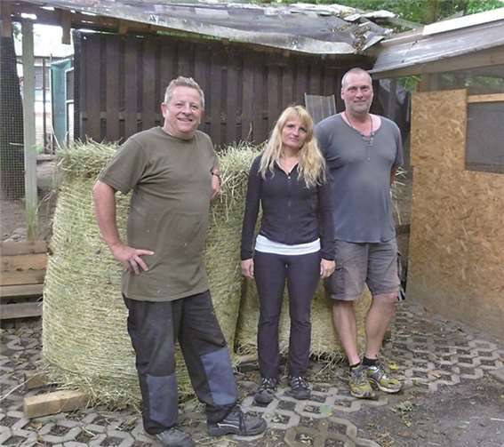 Mitarbeiter des Tierheims in Remagen freuten sich sichtlich über die großzügige Spende aus Unkelbach.privat