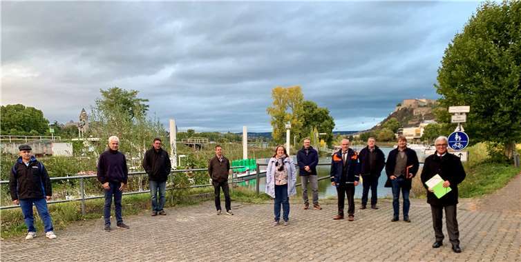 Mitarbeiter des WSA, Ortsvereinsvorsitzender Pfaffendorf Christoph Kretschmer (SPD), Stadträtin Marion Mühlbauer, Staatsminister und Landtagsabgeordneter Roger Lewentz, Vizepräsident der Generaldirektion Wasserstraßen- und Schifffahrt (GDWS) Dirk Schwardmann im Pfaffendorfer Hafen. Foto: privat