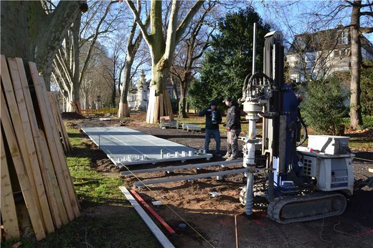 Mitarbeiter einer Fachfirma versenken derzeit Metallanker im Boden, auf denen der neue Weg verlaufen wird. Mit dem Gittersystem wollen die Planer die Wurzeln der alten Platanen schützen. Foto: Stadt Koblenz/Verena Groß