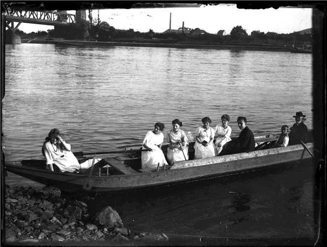Imposante Bilder vom Rhein Mitarbeiter oder Familie? Firma Becher unternimmt eine Bootsfahrt.