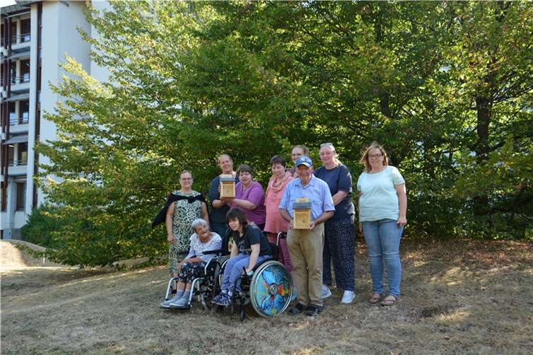 Mitarbeiter und Besucher der Stiftung Scheuern präsentieren Klimaschutzmanagerin Jasmin Lemler und Andrea Zöller die selbst gebauten Futterkästen. Quelle: Rhein-Lahn-Kreis