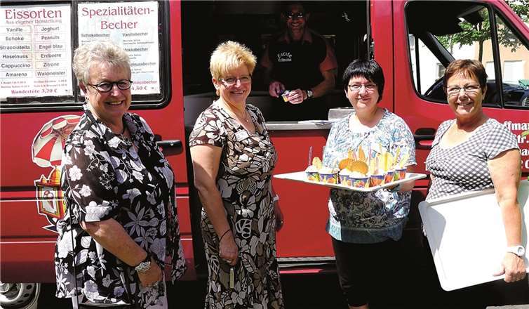 Mitarbeiter und Ehrenamtliche halfen bei der Verteilung der PortionenOswald Senner