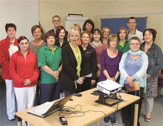 Mitarbeiter und Einrichtungsleitung des Caritas Zentrums gemeinsam mit den Mitarbeitern der unterstützenden Firmen und Organisationen: Caritas Sozialstation Polch, Optik U. Rawert, Hörakustik Becker, AOK Rheinland-Pfalz.  Privat