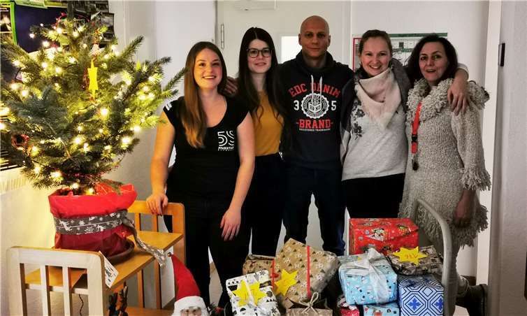 Mitarbeiter und Kunden von Fivestar Fitness aus Koblenz unterstützten ebenfalls den Caritas-Wunschbaum. Fleißige Helfer der Caritas sorgen dafür, dass die Geschenke bis Heiligabend an die bedürftigen Menschen weitergegeben werden.