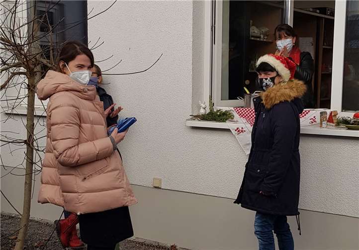 Mitarbeiter und Lehrkräfte der Grundschule am Blauen See haben es sich nicht nehmen lassen, Manuela Gieske in kleiner, coronakonformer Runde ein kleines Dankeschön auszusprechen.Foto: privat