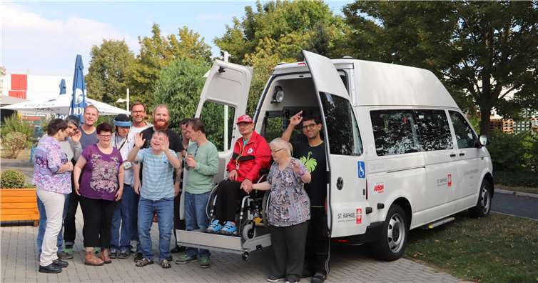 Mitarbeiter und Werkstattbeschäftigte freuen sich über den neuen Bus.  Caritas Werkstätten, Polch