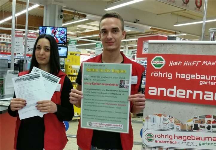 Mitarbeiter vom röhrig-hagebaumarkt in Andernach präsentieren den aktuellen monatlichen Kultur-Newsletter mit einzigartigen Verlosungs-Aktionen, den man jetzt gratis abholen oder abonnieren kann.Privat